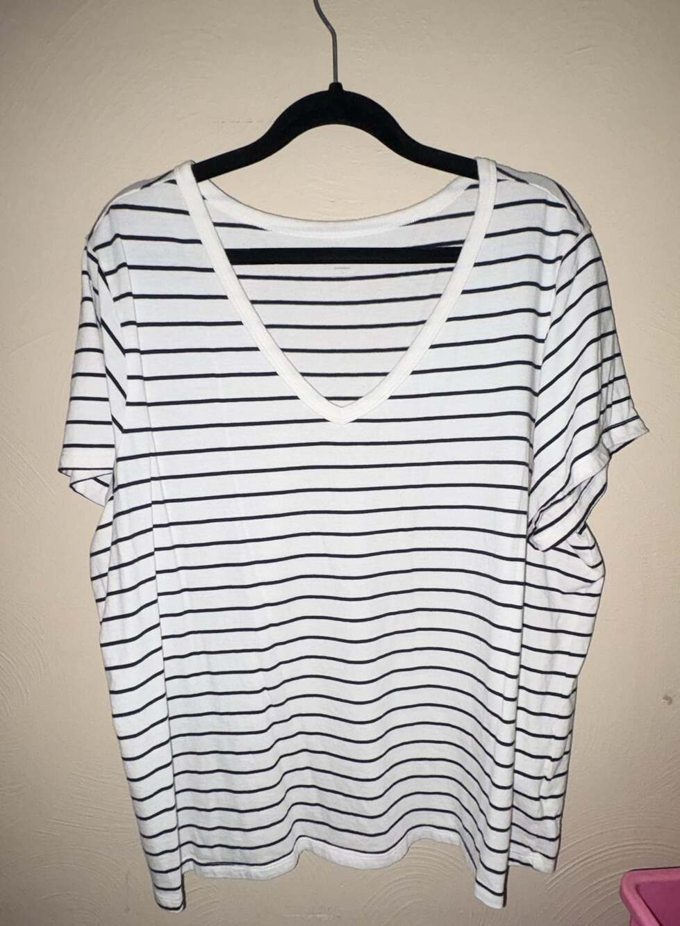 100% Cotton Old Navy Black and White Striped V-Neck Short Sleeve T-Shirt